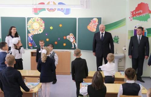 На снимке: Александр Лукашенко во время посещения средней школы №56.Фото Максима Гучека, БелТА.