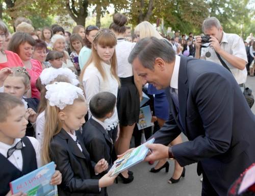 На снимке: Анатолий Калинин дарит детям книги.Фото Олега Фойницкого, БелТА.