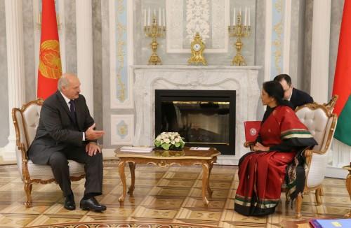 На снимке: Александр Лукашенко и министр торговли и промышленности Индии Нирмала Ситхараман.Фото Максима Гучека, БелТА.
