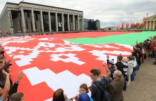 На снимке: самый большой белорусский флаг на Октябрьской площади.Фото Геннадия Жинкова, БелТА.