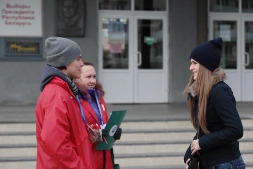 На снимке: представители Белорусского комитета молодежных организаций Александр Папин и Татьяна Мякенькая.Фото Олега Фойницкого, БелТА.