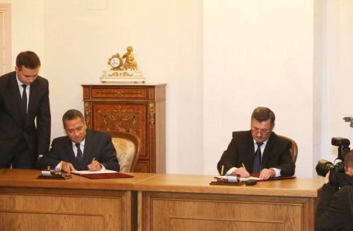 На снимке: Санака Самарасинха и Владимир Зиновский во время церемонии подписания.Фото Максима Гучека, БелТА.