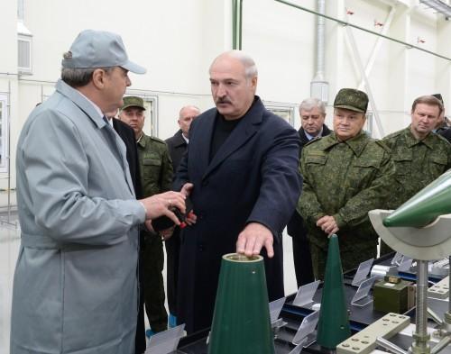 На снимке: Александр Лукашенко во время посещения завода точной электромеханики.Фото Андрея Стасевича, БелТА.