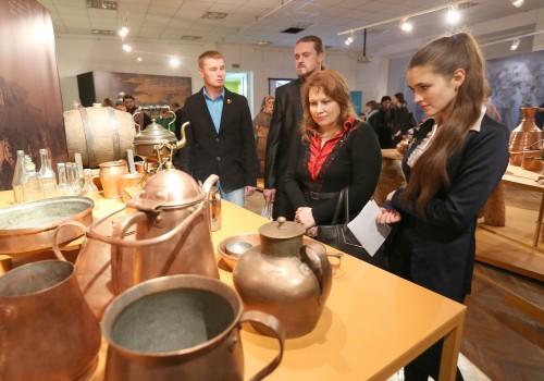 На снимке: на выставке "Торговля Беларуси на весах истории".Фото Николая Петрова, БелТА.