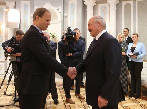 На снимке: Александр Лукашенко и Питер Долман. Фото Николая Петрова, БелТА.