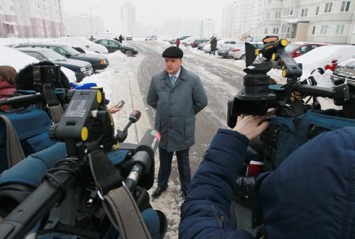 На снимке: министр жилищно-коммунального хозяйства Александр Терехов общается с журналистами. Фото Геннадия Жинкова, БелТА.