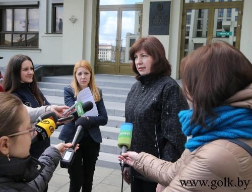 На снимке: Наталья Кочанова общается с журналистами.Фото Максима Гучека, БелТА.