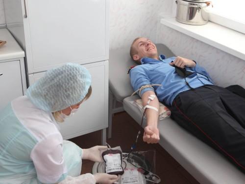 На снимке: кровь сдает курсант Александр Детков.Фото Олега Фойницкого, БЕЛТА.