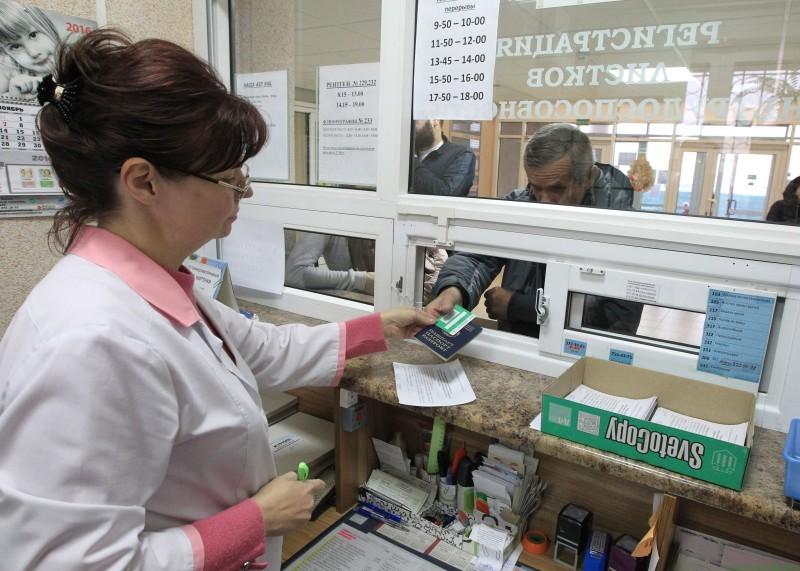 На снимке: медицинский регистратор минской поликлиники №39 Светлана Самец выдает электронный рецепт пациенту.Фото Геннадия Жинкова, БЕЛТА.