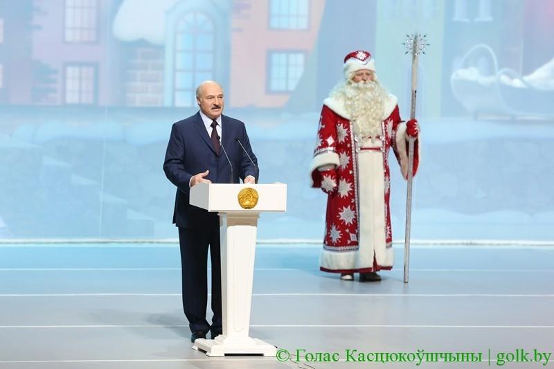 На снимке: Александр Лукашенко на новогоднем празднике для детей.Фото Андрея Покумейко, БЕЛТА. 