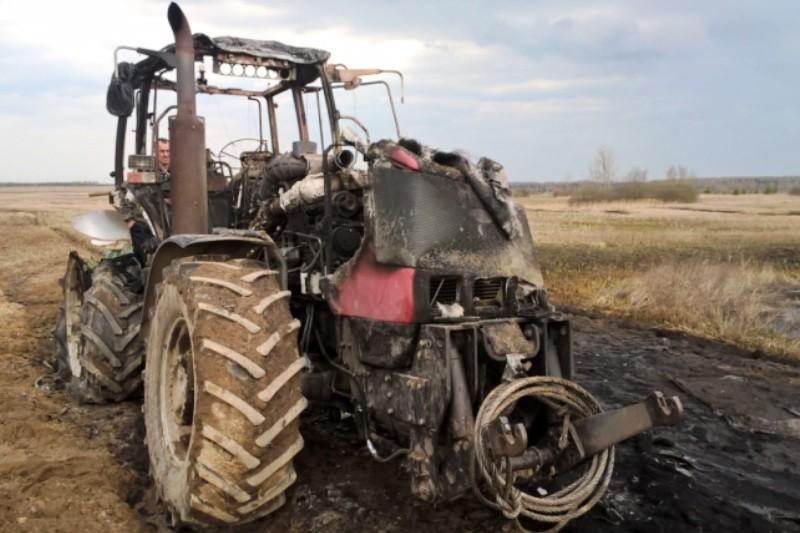 ЧП: Сгорел трактор в Костюковичском районе (+2 фото)