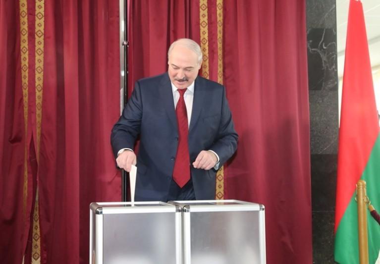 На снимке: Александр Лукашенко на участке для голосования.Фото Николая Петрова, БЕЛТА.