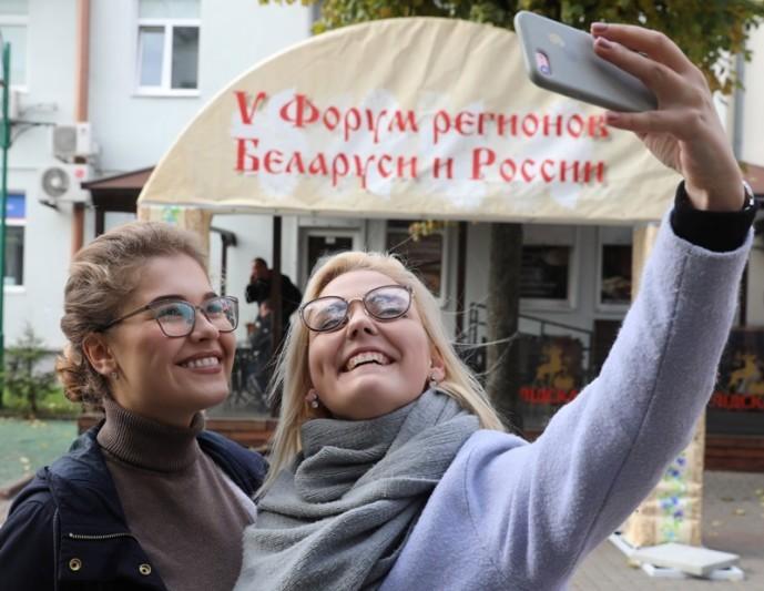 На снимке: Дарья Ковалева и Алиса Моргугунова.Фото Александра Хитрова, БЕЛТА.