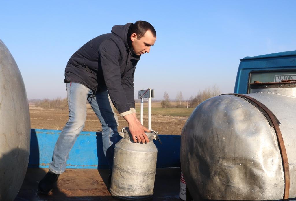 Артем Патапенко – индивидуальный предприниматель, занимающийся сбором молока