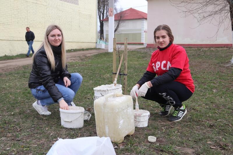 Учащиеся школ города навели порядок в парке мира в Костюковичах (фото)