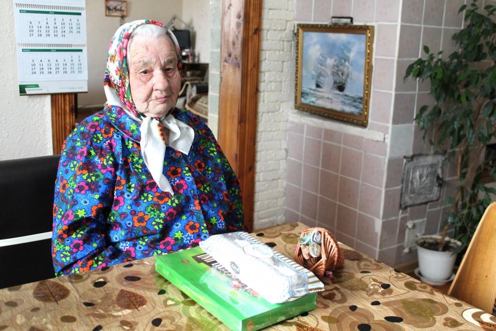 Нина Елисеенко вручила сладкие подарки узникам, проживающих в Костюковичском районе