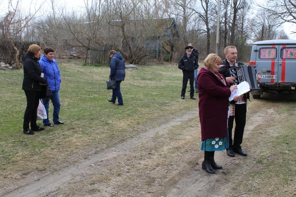 Как чувствуют себя жители отдаленных деревень Костюковичского района выясняли участники поезда "Забота" (фото)