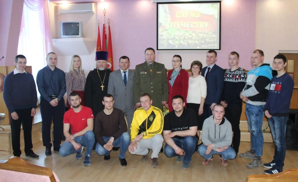 В День призывника юноши Костюковщины получили повестки в армию (фото)