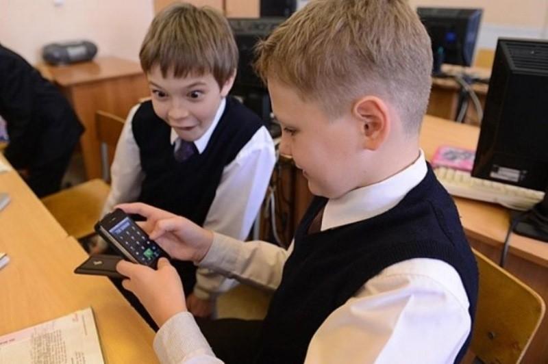 Использование мобильных телефонов на уроках в белорусских школах могут ограничить