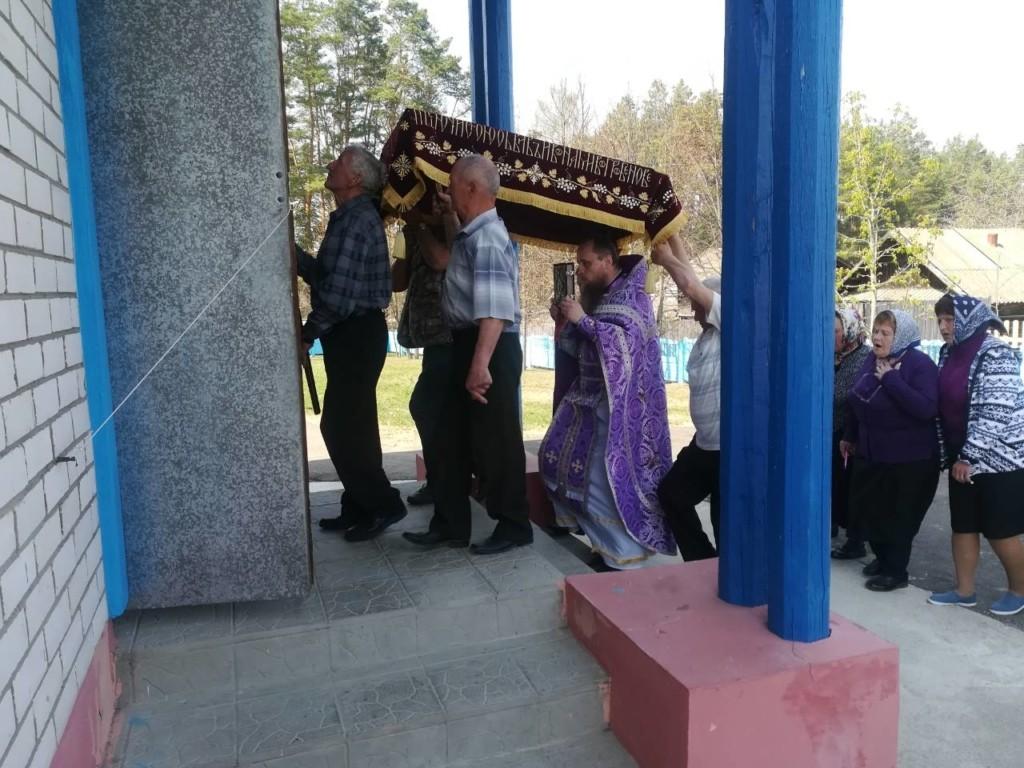 Скорбный день: В храмах Костюковичского района вынесли Плащаницу (фото)