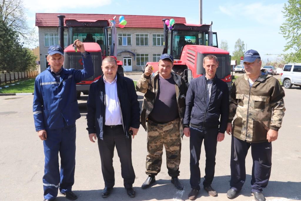 В хозяйства Костюковичского района прибыли два новых трактора "Кировец" (фото)