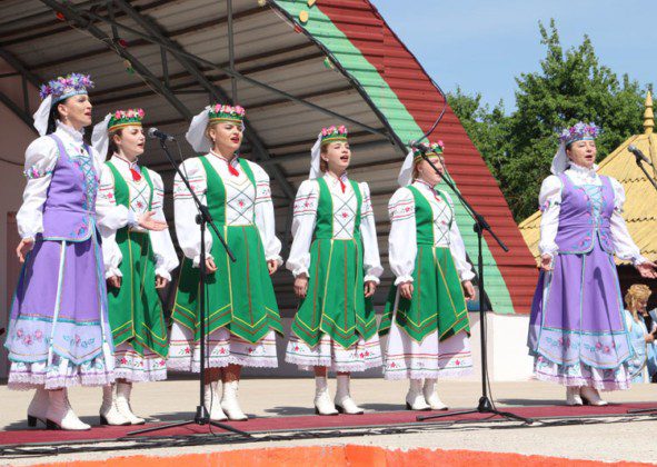 Как проходит праздник поэзии и авторской песни «Письменков луг» в Костюковичах