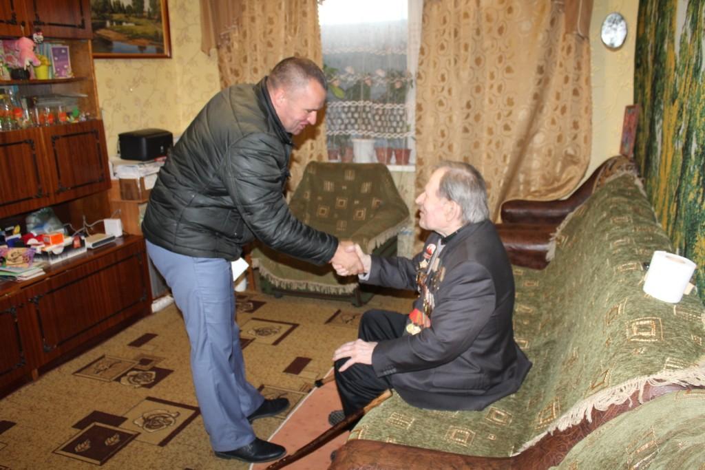 Представители райисполкома навестили ветеранов накануне Дня Победы (+ фото)