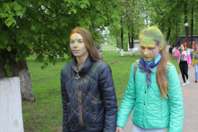 Найди себя: В Костюковичах в День Победы прошел фестиваль ColorFest (+ фото)