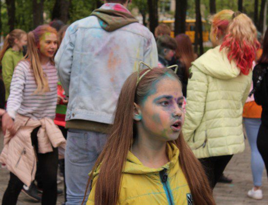 Найди себя: В Костюковичах в День Победы прошел фестиваль ColorFest (+ фото)