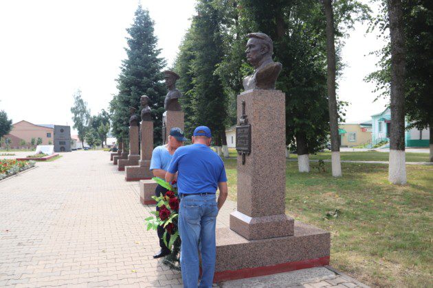 27 июня участники Международного автопробега ДОСААФ Беларуси и России посетили место боевой славы города Костюковичи