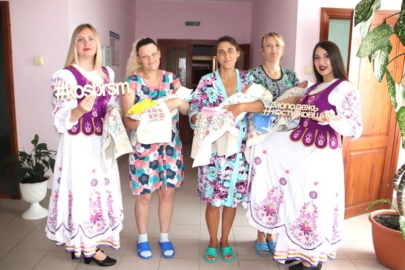 Новорожденным малышам в Костюковичах подарили вышиванки (+ фото)