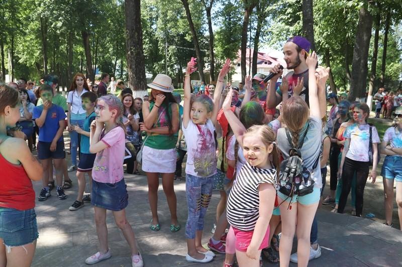 Фестиваль красок и праздничное мероприятие в День защиты детей в Костюковичах (+ фото)