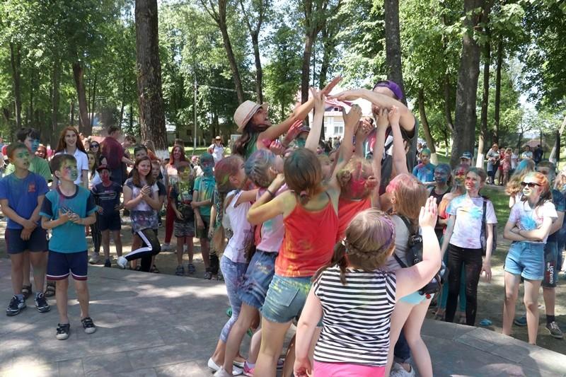Фестиваль красок и праздничное мероприятие в День защиты детей в Костюковичах (+ фото)