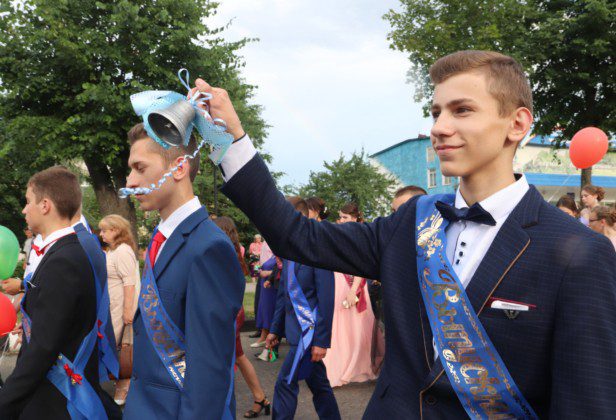 Прощай, школа! В Костюковичском районе прошли выпускные вечера (+фото)