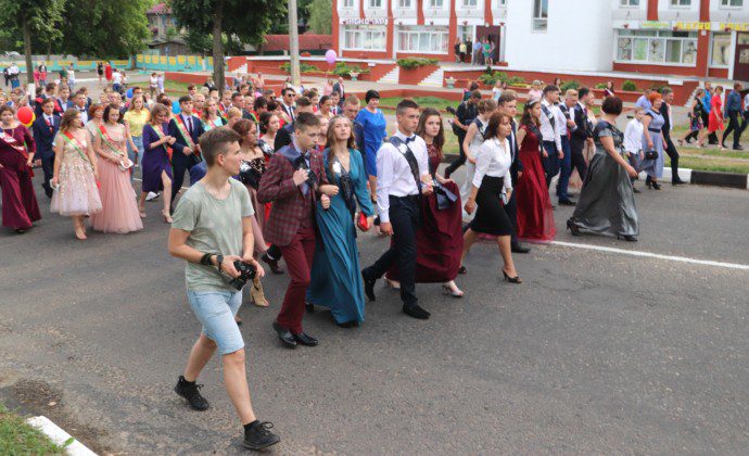 Прощай, школа! В Костюковичском районе прошли выпускные вечера (+фото)