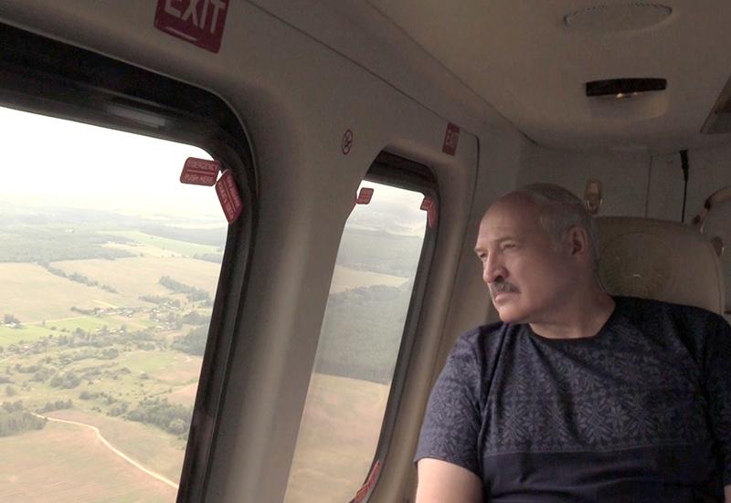 Лукашенко с вертолета проинспектировал ход уборочной в нескольких регионах
