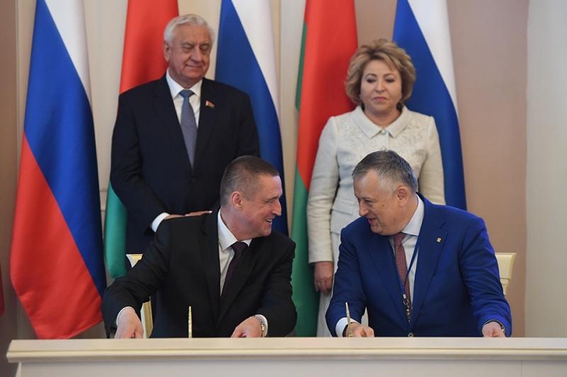 Ряд документов о сотрудничестве подписали представители Могилевской области во время VI Форума регионов Беларуси и России