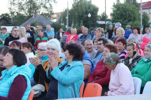 Праздничные песни и фейерверк: День независимости отпраздновали в Костюковичах