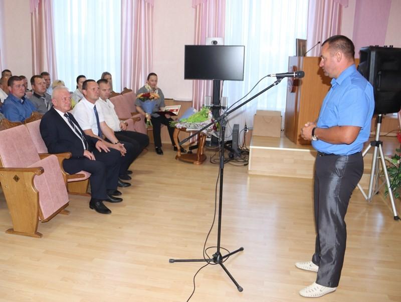 В Костюковичском райисполкоме торжественно проводили на заслуженных отдых Николая Артюхова