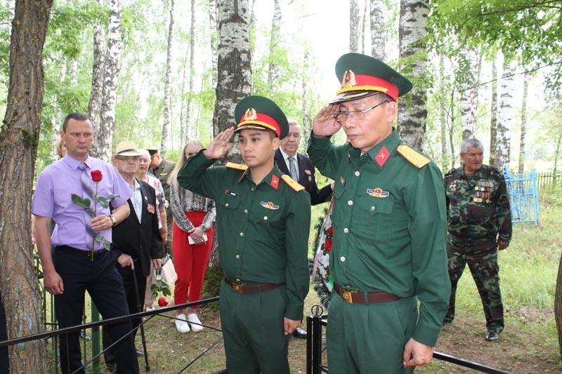 Вьетнамские друзья почтили память нашего погибшего земляка Михаила Брындикова (+ фото)