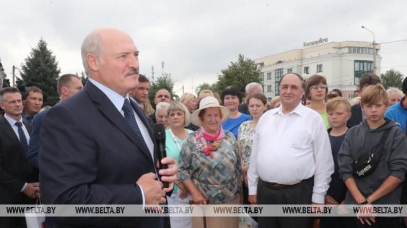 "Есть все, чтобы жить достойно" - Лукашенко пообщался с жителями Костюковичей и рассказал о причинах приезда (+ фото)