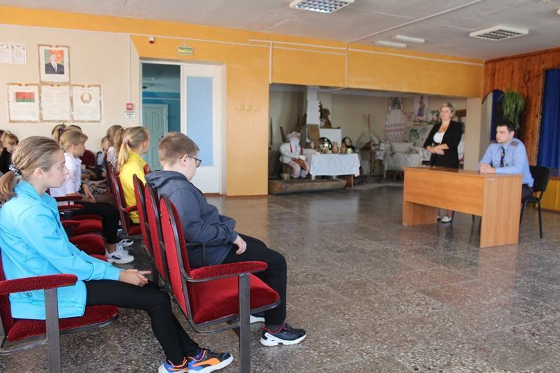 Госавтоинспектор ОГАИ Костюковичского РОВД провел профилактические беседы в Шарейковском клубе культуры