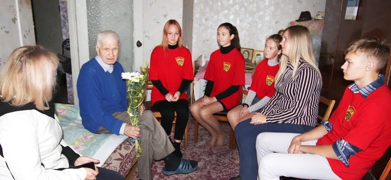 В рамках Недели мира волонтеры РК ОО «БРСМ» посетили на дому ветерана Великой Отечественной войны Адама Боханова
