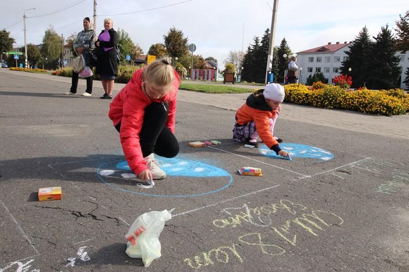 Конкурс детского рисунка на асфальте "Миру-мир" в Костюковичах (+ фото)