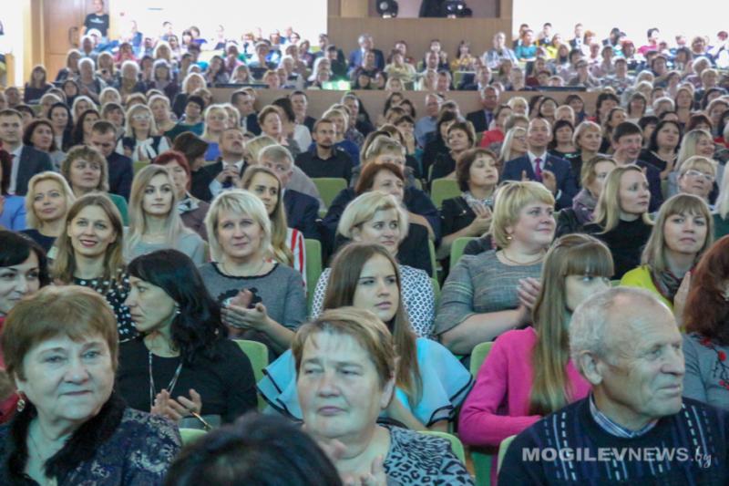 Учителей Могилевской области поздравили с профессиональным праздником