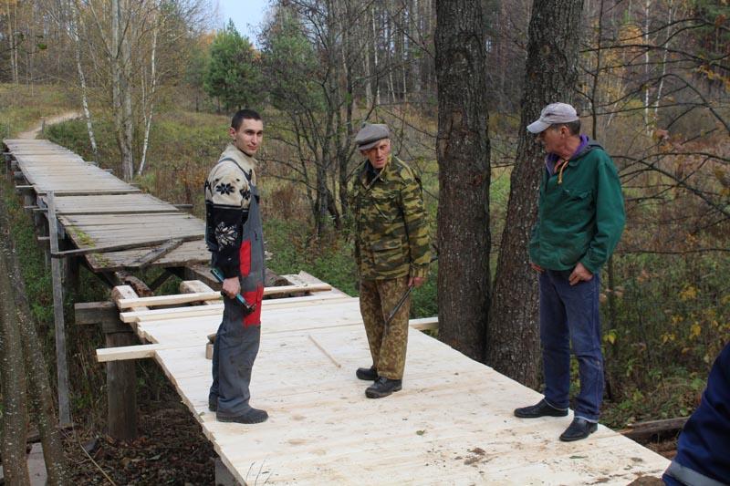 В урочище "Боровец" обновляют пешеходный мост