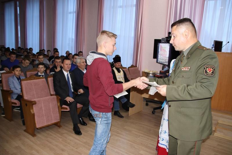 Скоро в армию: В Костюковичах призывникам вручили повестки (+ фото)