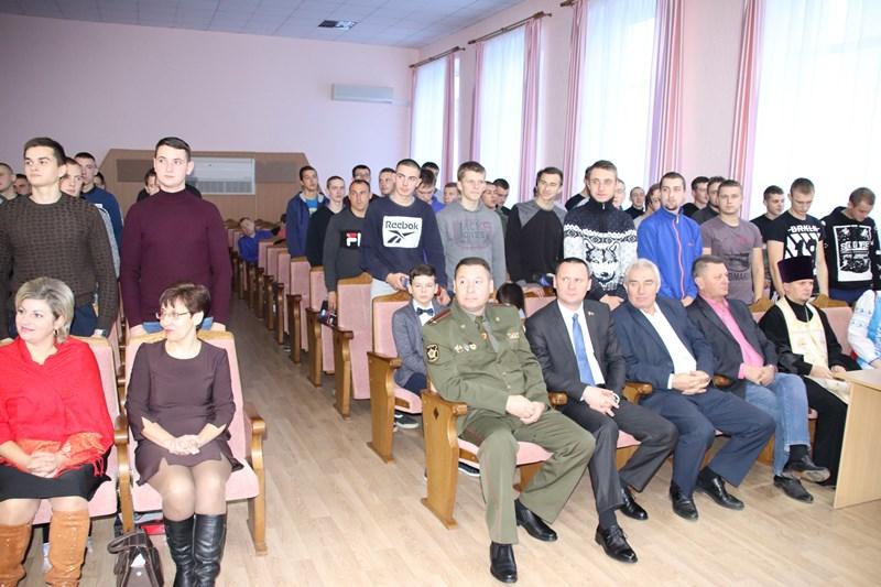 Скоро в армию: В Костюковичах призывникам вручили повестки (+ фото)