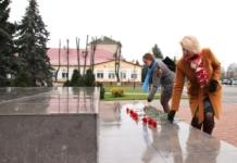 В Костюковичах 6 ноября возложили цветы к подножию памятника вождю мирового пролетариата