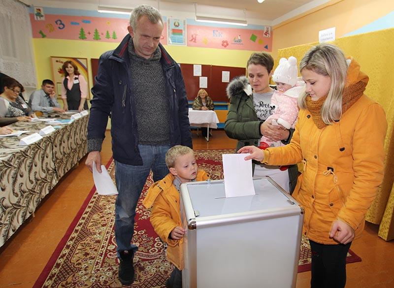 Многодетные родители Бурулевы из Костюковичского района пришли на выборы с детьми